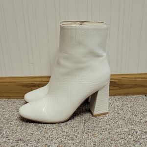 Boohoo White Croc-Textured Heeled Booties. Euro 38, US 7.5 Side Zip